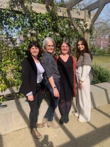 Photo de 4 femmes debout en extérieur