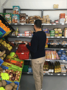 Homme de dos faisant ses courses dans un supermarché