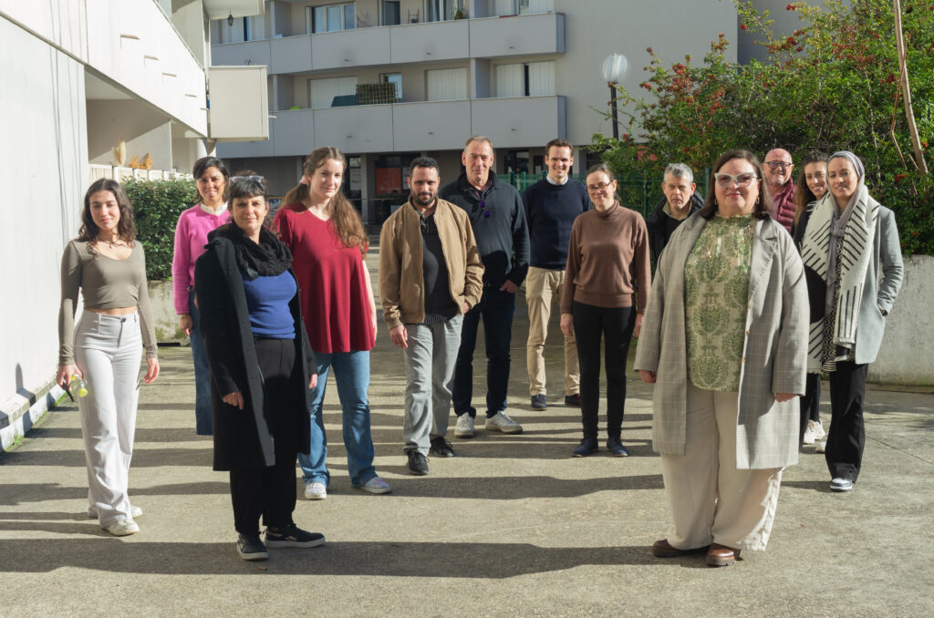 Groupe de 10 personnes de face dans la rue