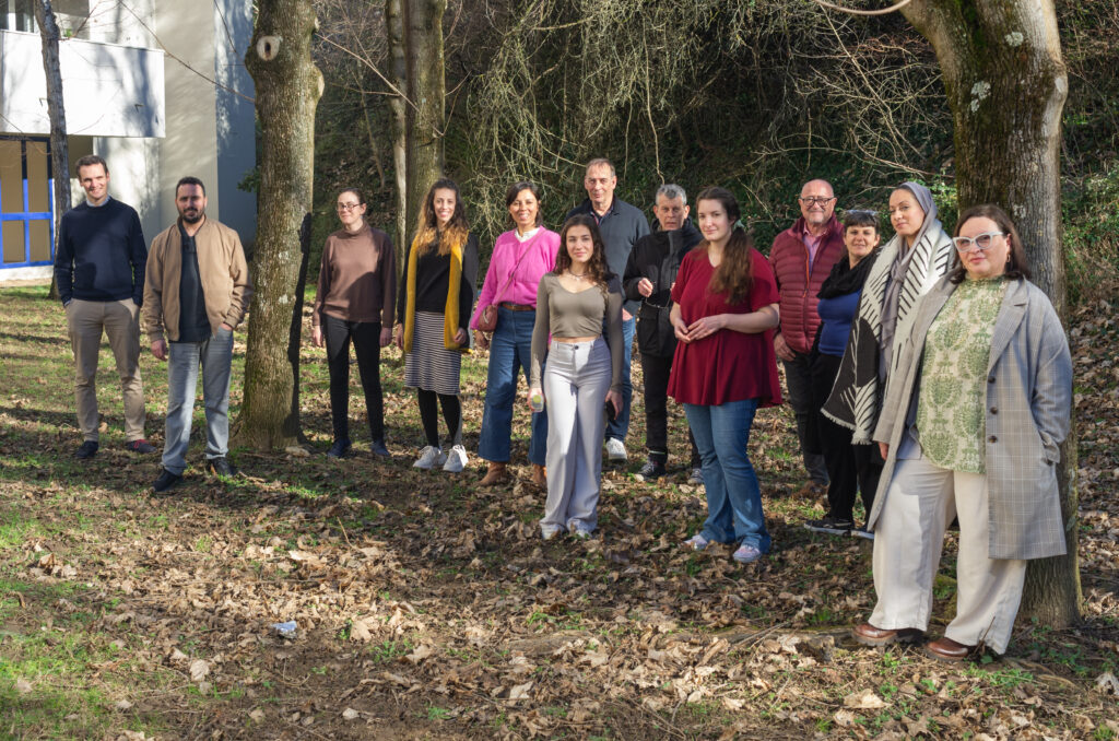 Groupe de 10 personne de face avec des arbres en arrière plan