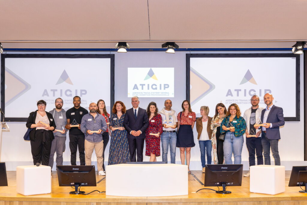 Remise du prix 2D lors d'un événement de l'Atigip avec plusieurs lauréats sur scène