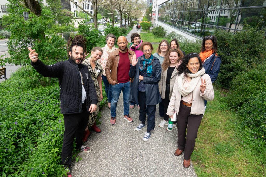 Groupe de 12 personnes dans un parc prenant une photo de groupe de face