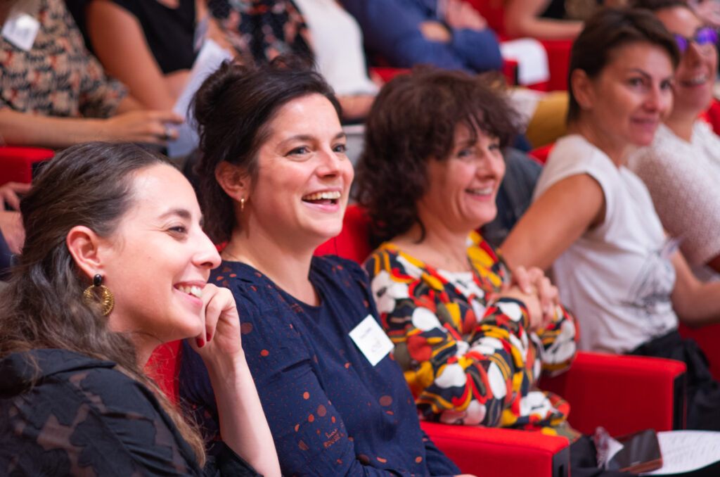 Photo prise lors d'une soirée Actice en 2023 avec les deux directrices de l'association Possible