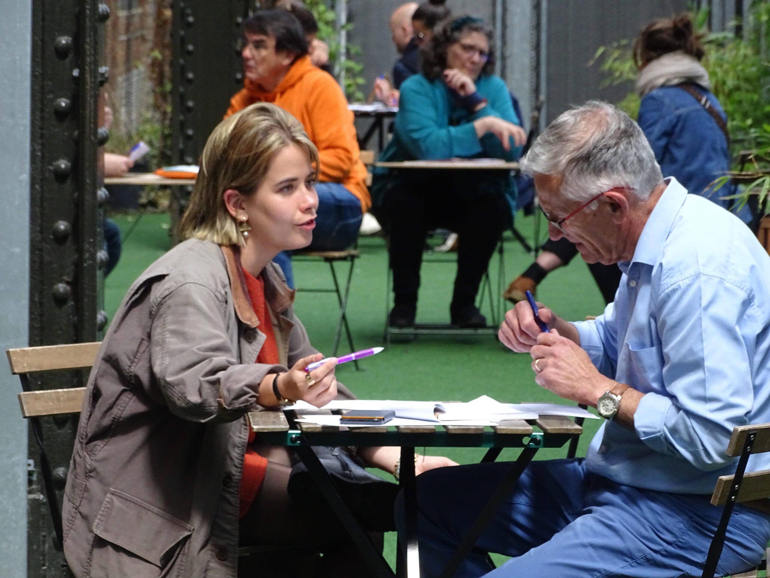 Deux membres de la communauté Possible échanges autour d'une table