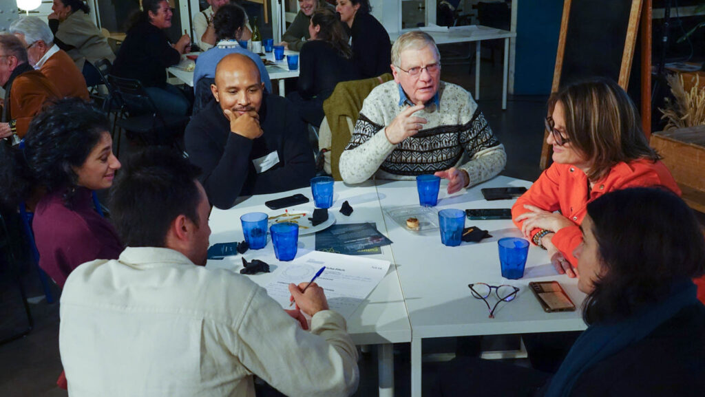 Des personnes à table en train de discuter